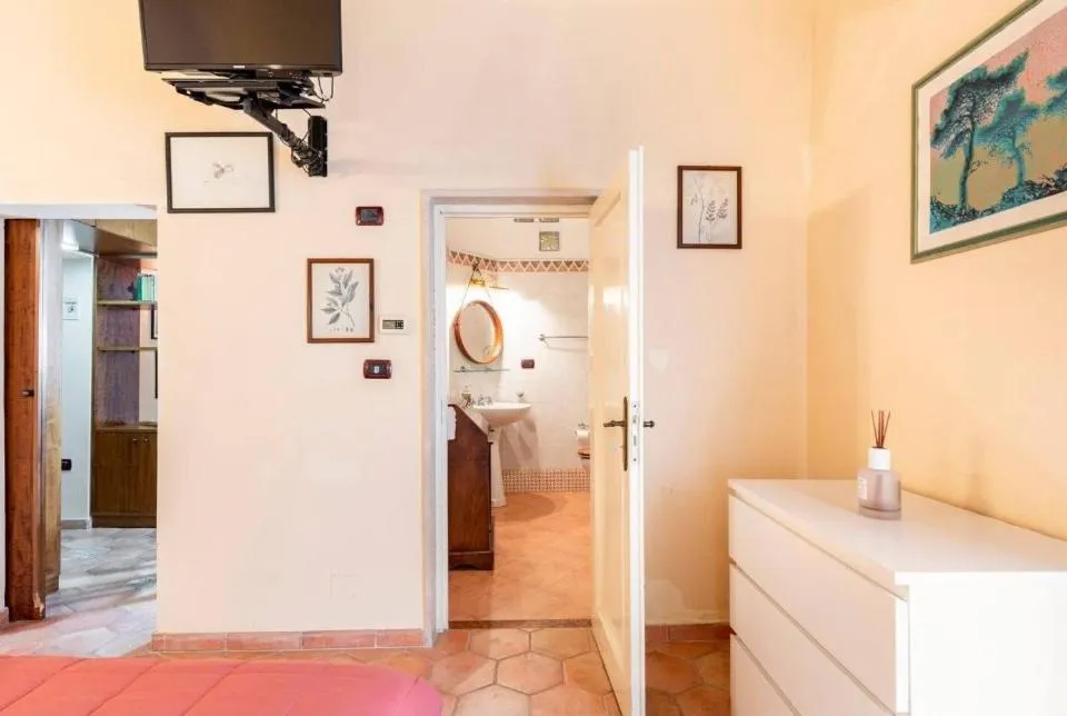 La camera di Camera Corte e la porta del bagno privato