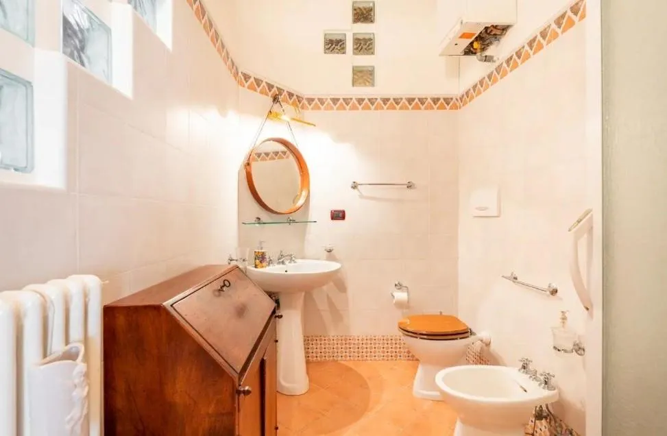 Il bagno privato di Camera Corte con lavabo, specchio e sanitari
