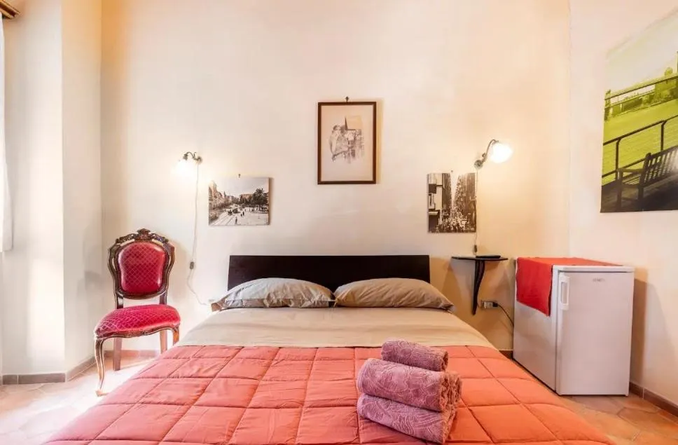Il letto matrimoniale di Camera Corte con biancheria color corallo