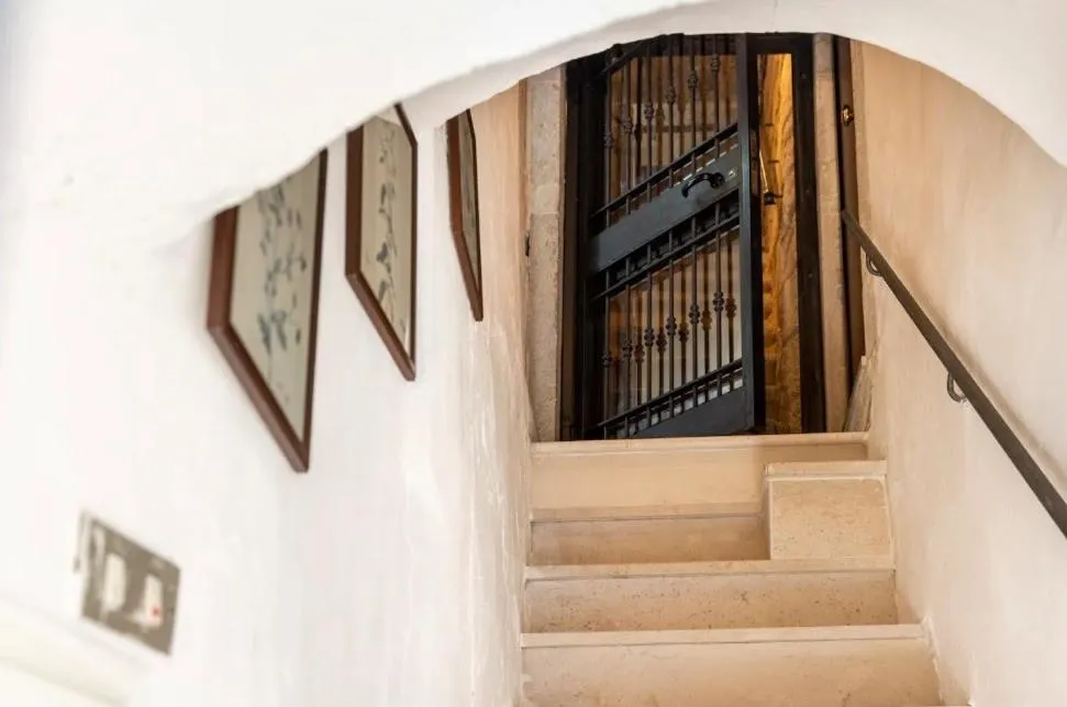 La scala interna di accesso alla camera di Camera Corte
