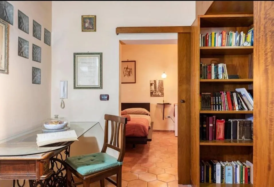 L’angolo con tavolo e libreria accanto alla camera di Camera Corte