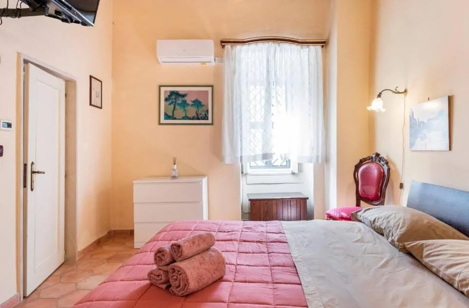 La camera di Camera Corte, con letto matrimoniale, finestra e toni caldi