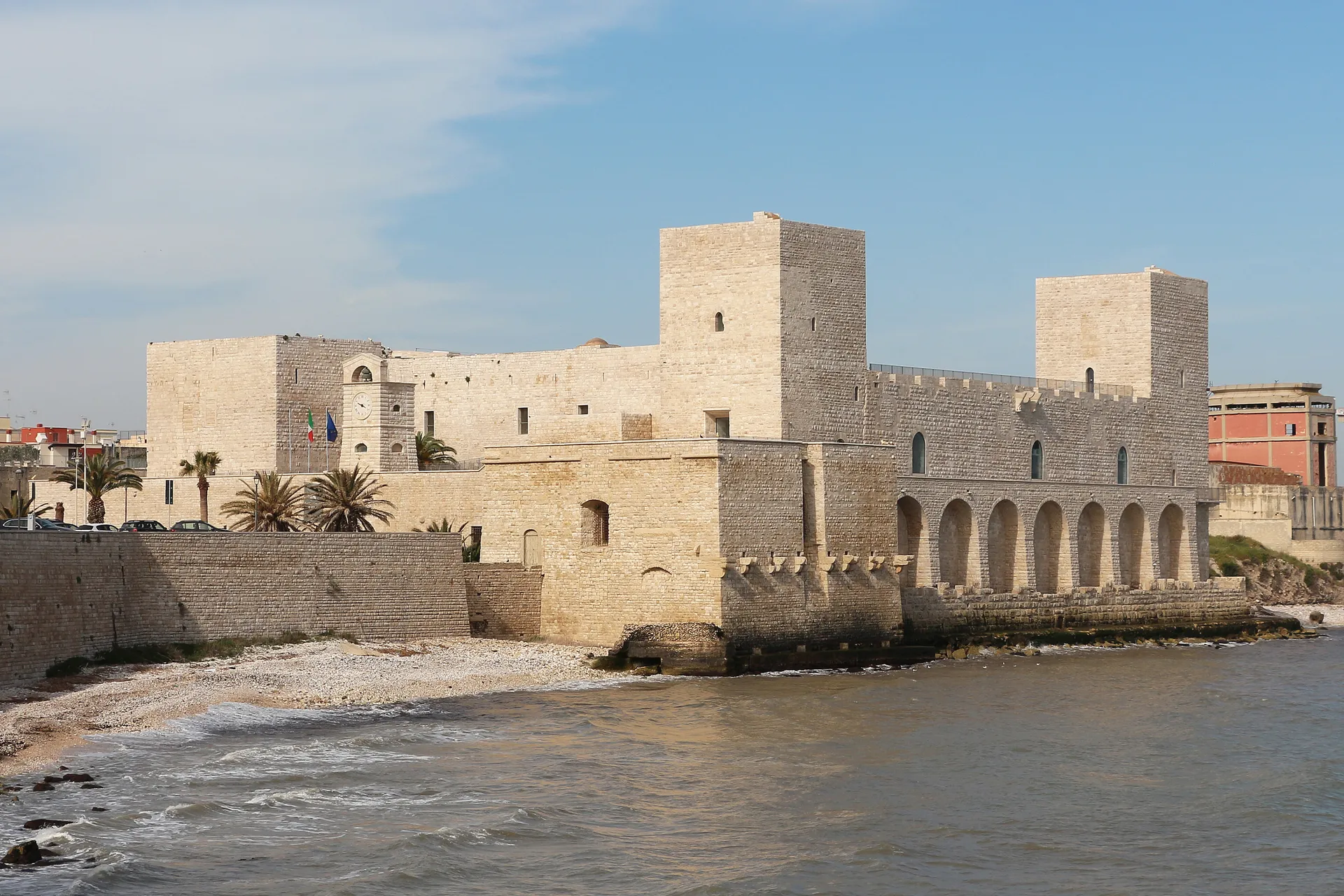 Mura e torri del Castello Svevo di Trani sul mare