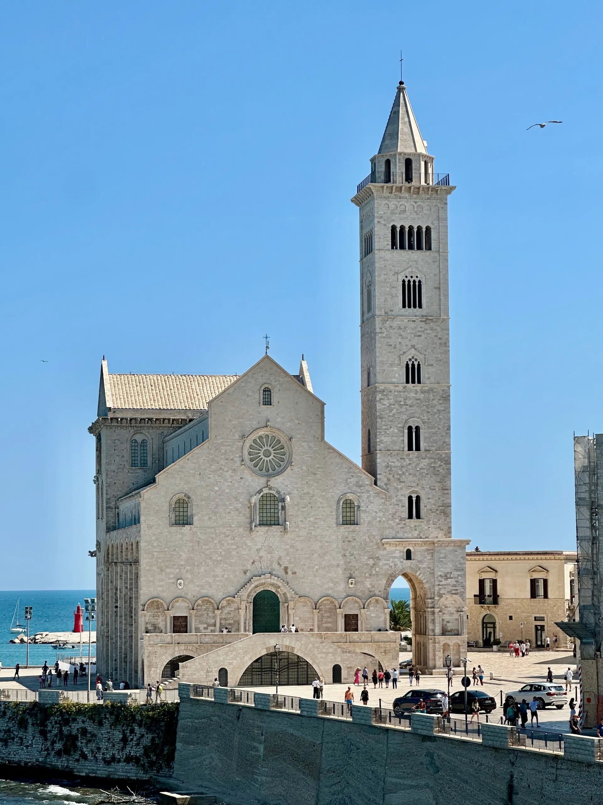 Facciata e campanile della Cattedrale di Trani affacciata sul mare
