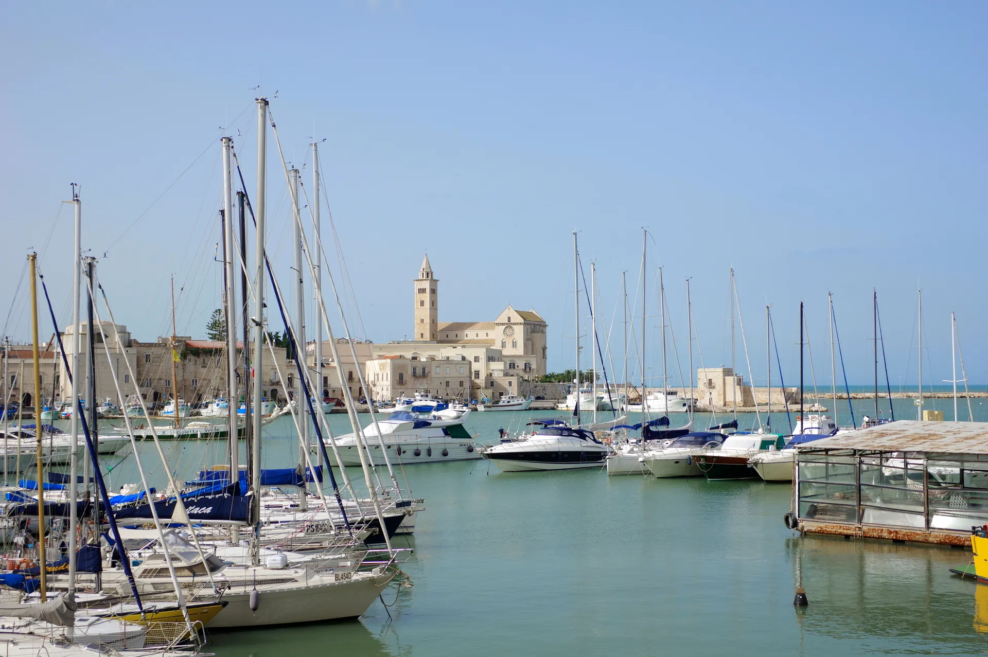 Barche a vela nel porto di Trani, con la Cattedrale sullo sfondo